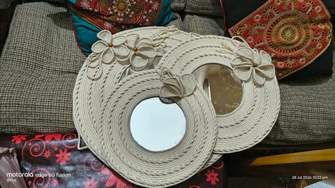 আয়না মাঝারি সাইজের