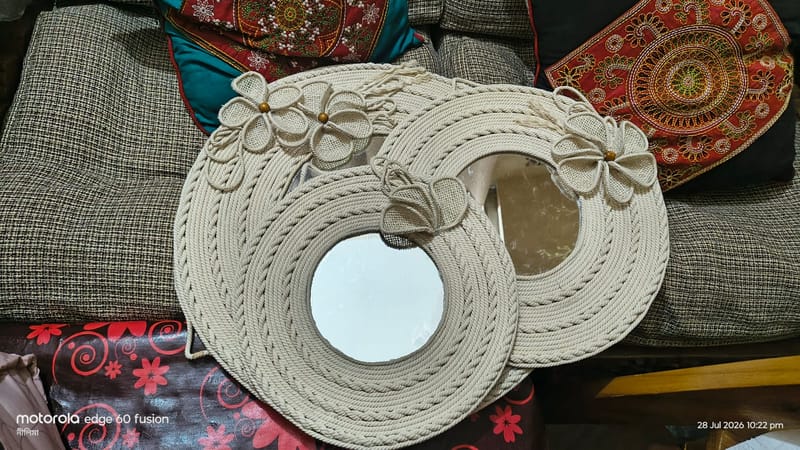 আয়না মাঝারি সাইজের
